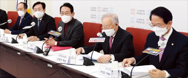 손경식 한국경영자총협회 회장(오른쪽 두 번째)과 김기문 중소기업중앙회장(네 번째)이 20일 국회를 찾아 김도읍 국민의힘 정책위원회 의장(세 번째)을 면담하고 있다.  김병언 기자 