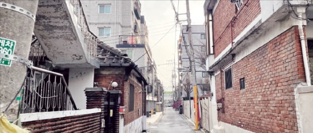 이달 말 공공재개발 2차 공모 신청을 위해 주민 동의서를 받고 있는 중랑구 중화2구역.   이혜인  기자 