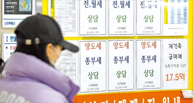 이재명 더불어민주당 대선 후보가 지난 12일 ‘다주택자 양도세 중과 일시 유예’ 방침을 밝힌 이후 매물을 거둬들이는 사람이 크게 늘었다. 21일 서울의 한 아파트 단지 내 부동산 중개업소에 양도세 종부세 상담 안내문이 붙어 있다.  김범준 기자 