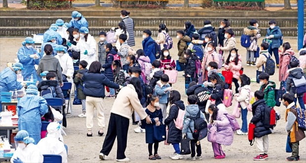 [포토] 초등학교에도 ‘오미크론 비상’ 