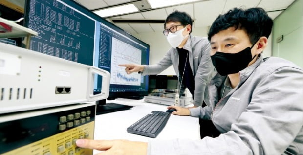 서울 우면동 KT융합기술원에서 22일 연구원들이 양자암호통신 장비를 테스트하고 있다.  /KT 제공
 