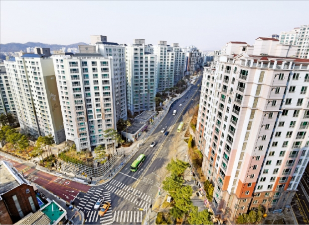 서울 은평구 아파트값이 지난해 5월 이후 약 1년7개월 만에 하락 전환했다. 은평구 응암동 백련산 인근 아파트 단지들.  허문찬 기자 