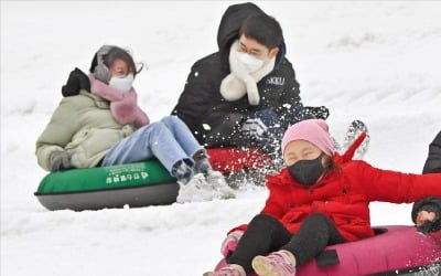 [포토] 눈썰매 타고 씽씽…신나는 아이들