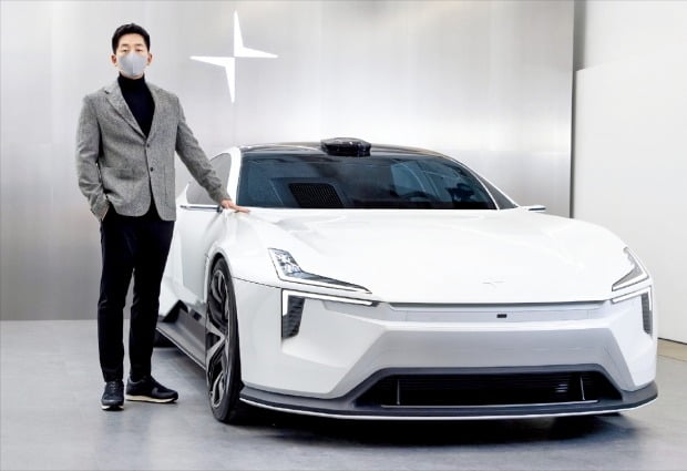 볼보자동차와 중국 지리홀딩스가 합작한 전기차 브랜드 폴스타가 한국에 진출했다. 사진은 함종성 폴스타코리아 대표와 콘셉트카 ‘폴스타5’. /폴스타 제공 