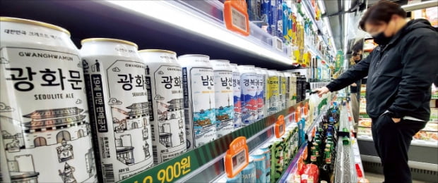 서울 시내 한 슈퍼마켓 수제맥주 판매대에서 소비자가 에일 맥주를 고르고 있다.  연합뉴스 