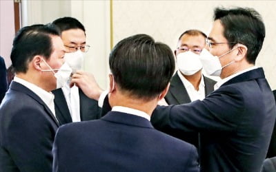 文 "인재는 기업의 확실한 투자처"…李 "美·中이 탐낼 인재 키울 것"