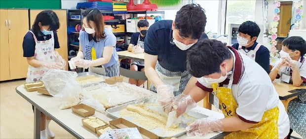 농림수산식품교육문화정보원의 청소년 식품산업 진로체험 프로그램에 참여한 특수학교 학생들이 떡 만들기 체험을 하고 있다.  농정원 제공 