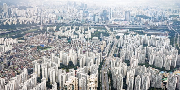 2021년에 비해 상승폭은 줄겠지만 새해 주택 시장이 오름세를 이어갈 것이라는 전망이 많다. 서울 송파구 잠실 일대 아파트 단지들.  한경DB 