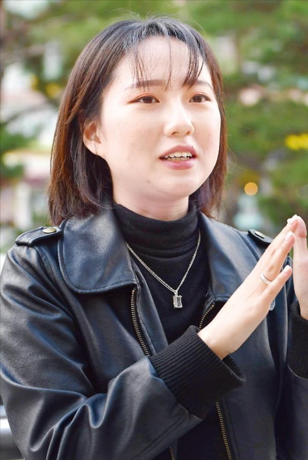 2022 한경 신춘문예 시 부문 당선자인 박규현 씨는 “한 시기를 같이 통과하는 사람들의 공통된 감각을 시로 쓰고 싶다”고 말했다.   /김영우  기자 