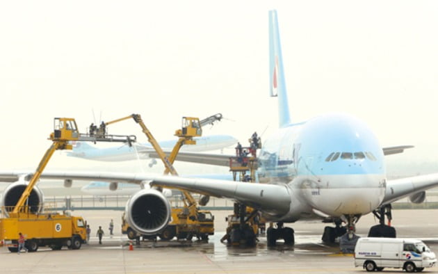 초대형 항공기 A380의 외관을 세척하는 작업을 실시하고 있는 모습. A380 한대를 세척하기 위해서는 약 20T의 물과 100L의 세척액이 사용된다. 사진=연합뉴스