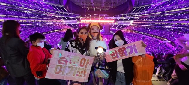 한국에서 온 아미들이 방탄소년단(BTS) 콘서트가 열린 미국 로스앤젤레스 소파이 스타디움에서 손 팻말을 들고 있다. 사진=연합뉴스