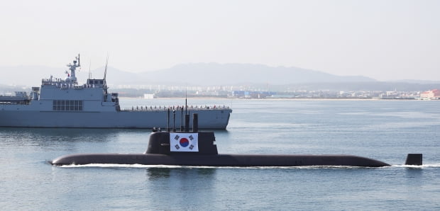 잠수함 안창호함이 태극기를 부착한 상태로 수면 위를 항해하고 있다. 사진=연합뉴스 제공
