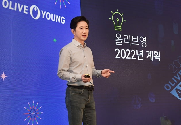 지난 10일 '2021 올리브영 미디어 커넥트' 간담회에서 구창근 CJ올리브영 대표가 올리브영의 주요 성과와 사업 전략에 대해 발표하고 있다.(사진=CJ올리브영)