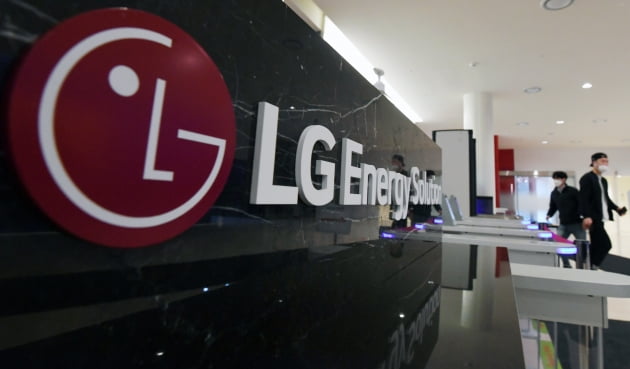 유가증권시장 상장을 앞둔 여의도 LG 에너지솔루션 본사 스케치 / 사진=한국경제신문 
