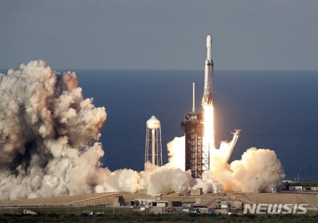스페이스 X의 로켓 발사로 상업성이 증명된  '우주 산업'에 대한 관심이 크게 증가하고 있다.  사진=연합뉴스 