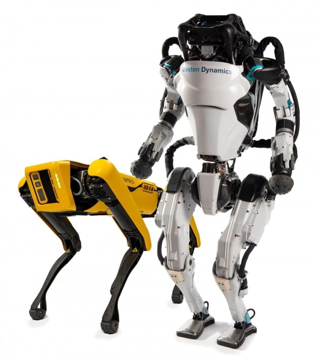 보스턴다이내믹스가 개발한 사족보행 로봇 개 스팟과 휴머노이드 로봇 아틀라스. 사진=현대차 제공