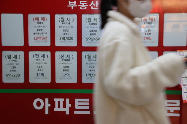 서울 송파구의 한 공인중개사에 매매 및 월세 매물 게시물이 공고된 모습. 사진=한국경제신문