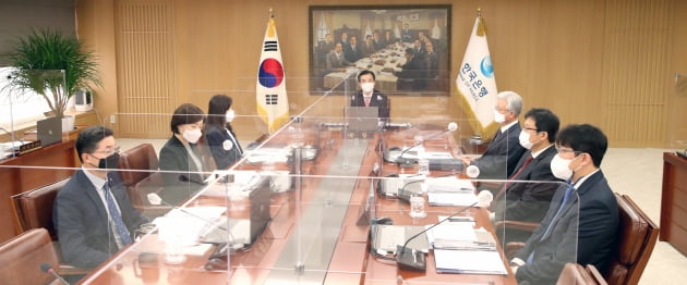 한국은행이 11월 25일 기준금리를 연 0.75%에서 1%로 0.25%포인트 인상했다. 신종 코로나바이러스 감염증(코로나19) 위기 대응으로 시작된 ‘제로(0) 금리’가 막을 내린 것이다. 이주열 한국은행 총재는 12월 16일 물가안정목표 운영상황 점검 기자 간담회에서 “금리 정상화 기조는 계속 끌고 가겠다는 종래의 기조에는 변화가 없다”고 말했다. 사진은 11월 25일 오전 서울 중구 한국은행에서 열린 금통위 본회의 모습. 사진=한국은행 제공