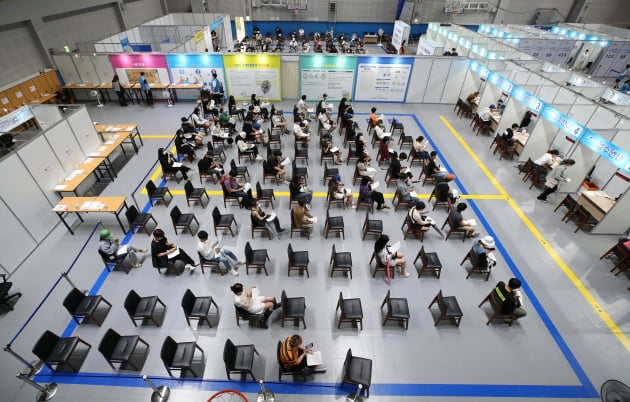 지난 9월 서울 마포구민체육센터에 마련된 코로나19 예방접종센터를 찾은 시민들이 접종 순서를 기다리고 있다. (사진=연합뉴스)