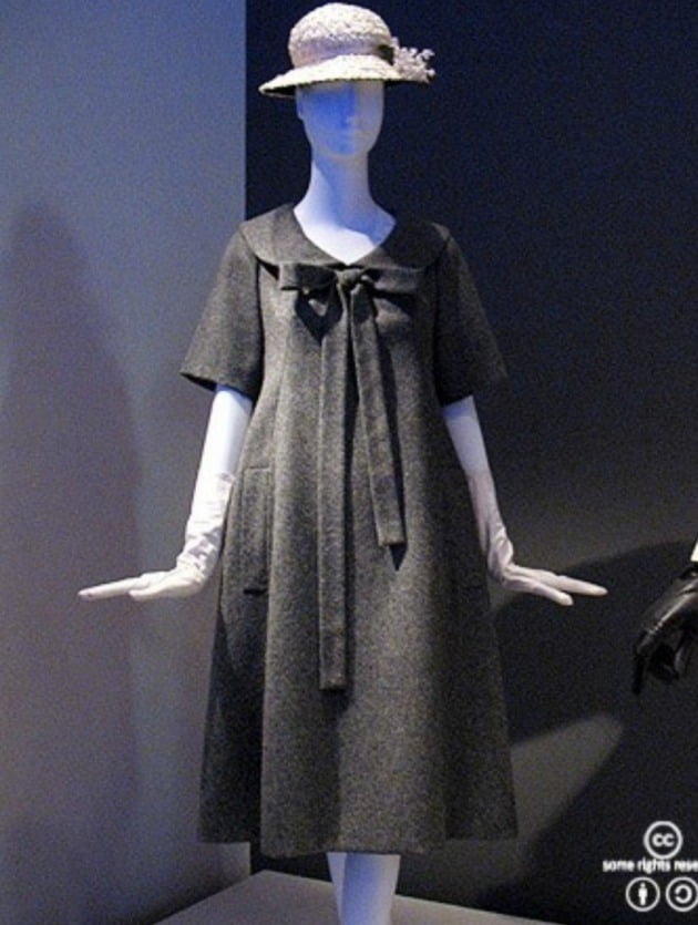 1958년에 발표한 트라페즈 드레스.
사진출처 ; David Hilowitz at en wikipedia . org