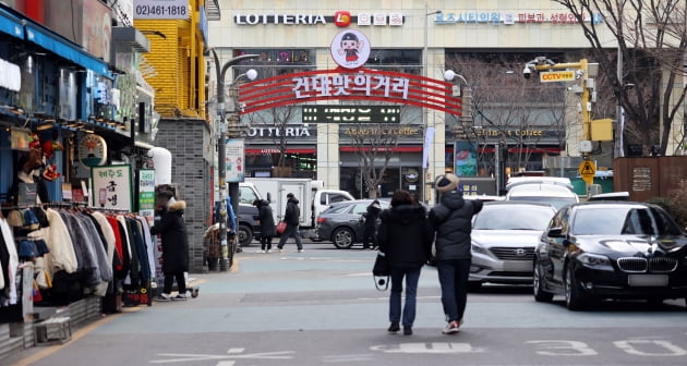 사진=점심 시간에도 한산한 서울 광진구 ‘건대 맛의 거리’. 연합뉴스