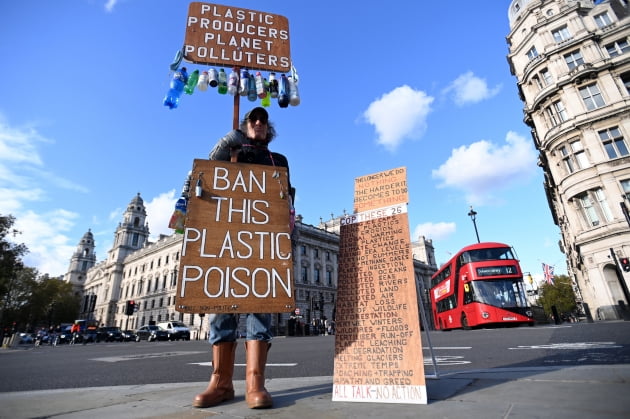 지난해 11월 영국 런던에서 한 시민운동가가 플라스틱 사용에 반대하는 시위를 하고 있는 모습.(사진=연합뉴스)