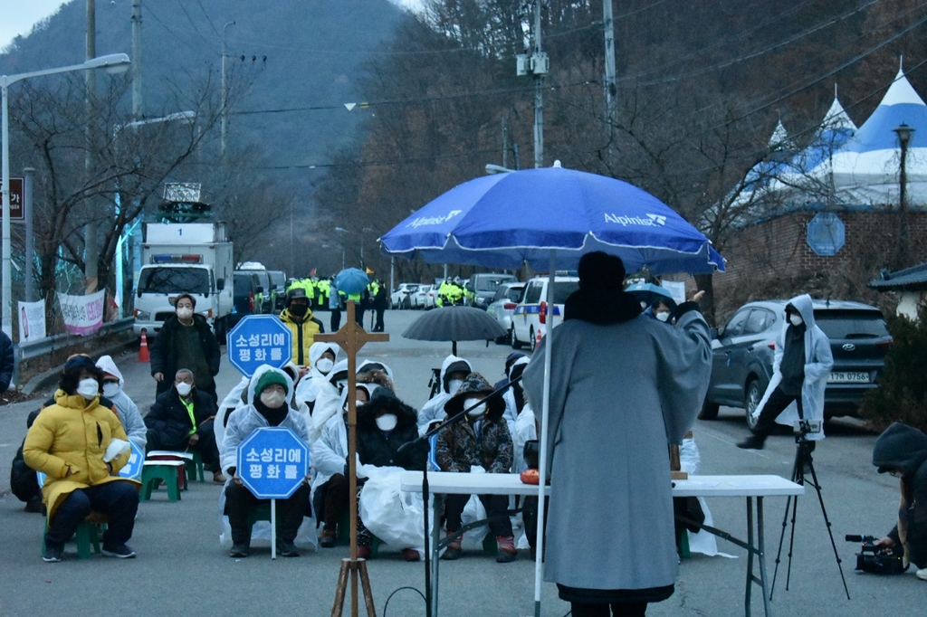 사드 기지 주민들, 각 정당 대선 후보에 사드 해결 촉구