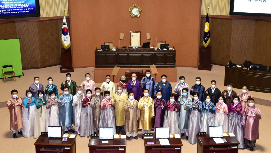 진주시·의회 "한복을 입읍시다"…본회의서 실크한복 착용 눈길