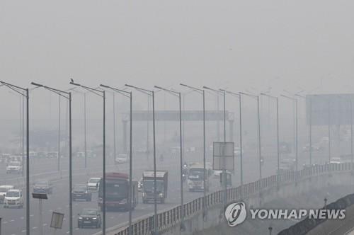 되살아난 '가스실' 악몽…뉴델리 무기한 휴교령 다시 발동