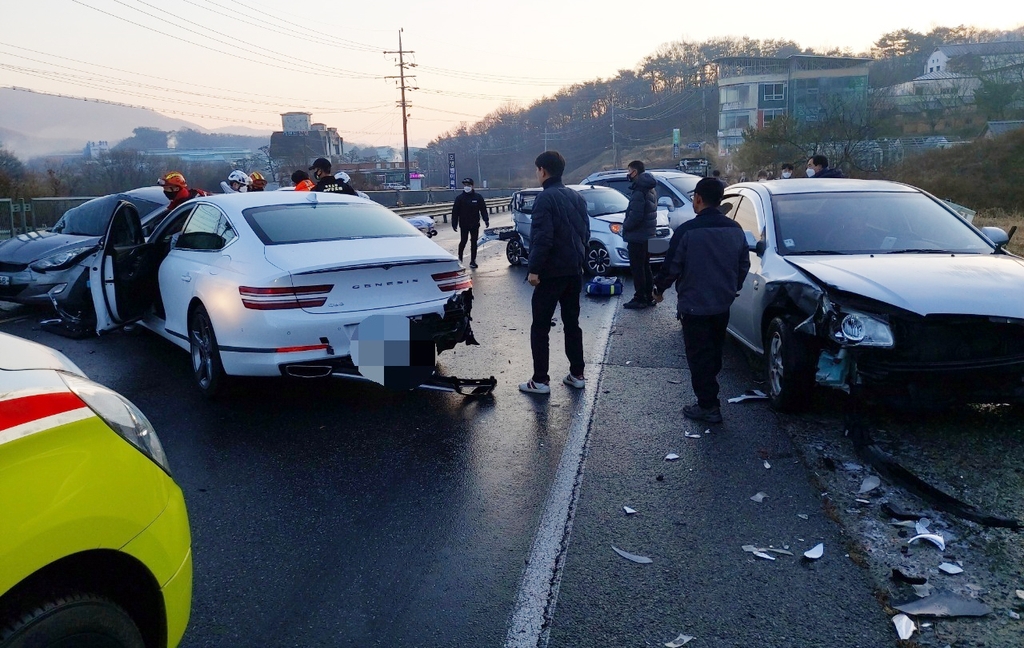 출근길 블랙아이스에 '쿵쿵쿵'…충북 음성서 6중 추돌사고