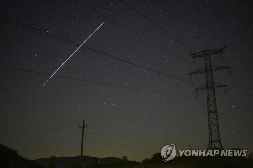 "밤하늘 별 가리지마" 영국 천문학계, 머스크 위성에 제동