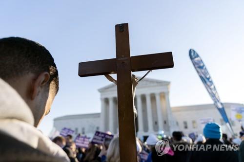 [월드&포토] "자유 vs 살인"…美 연방대법원 앞 '낙태권 전쟁'