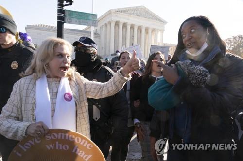 [월드&포토] "자유 vs 살인"…美 연방대법원 앞 '낙태권 전쟁'