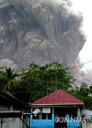 인니 자바섬 스메루 화산 분화 사망자 13명으로 늘어