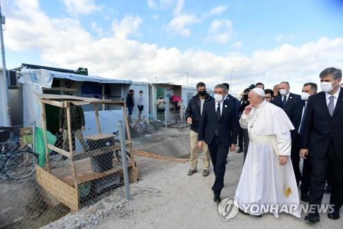 그리스 난민촌 다시 찾은 교황의 한탄 "5년전과 달라진 것 없어"(종합)