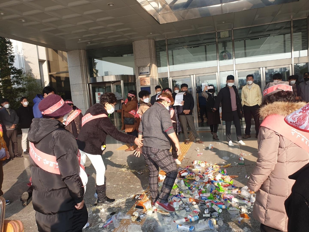 "강제철거 중지하라" 충주 라이트월드 상인들 '식품폐기' 시위