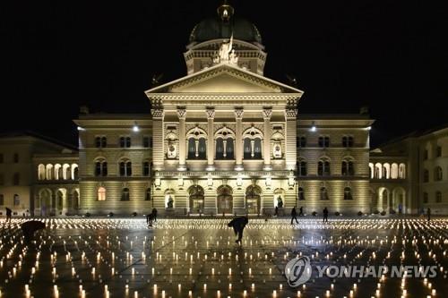 [월드&포토] 코로나가 앗아간 1만1천288개의 생명 촛불로 추모