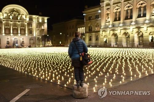 [월드&포토] 코로나가 앗아간 1만1천288개의 생명 촛불로 추모