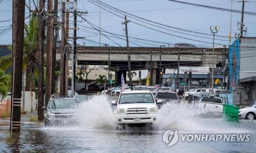 [월드&포토] 하와이 도로 물바다…화산 정상에는 눈보라