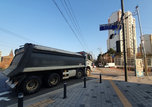 '화물차 우회전' 교통사고 빈발…보행자 안전은 뒷전