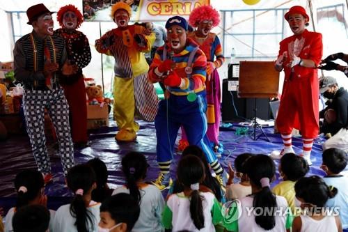 화산 폭발 트라우마 '웃음'으로 지운다…인니, 치료 실험