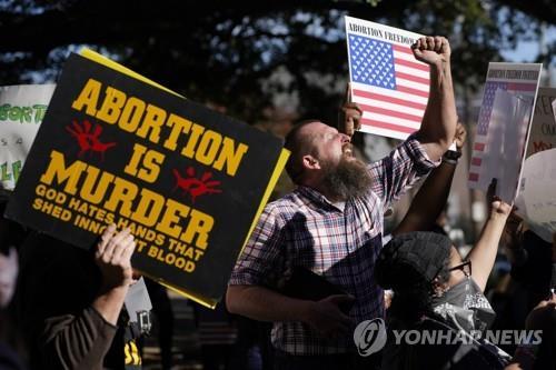 미 대법 "텍사스 낙태제한법 시행 유지"…바이든 "깊은 우려"