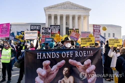 미 대법 "텍사스 낙태제한법 시행 유지"…바이든 "깊은 우려"