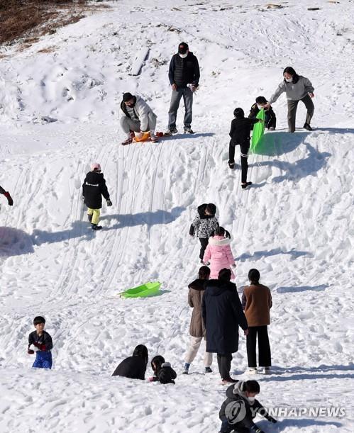 코로나 확산세에 차분한 휴일…도심은 '한산'·스키장은 '북적'