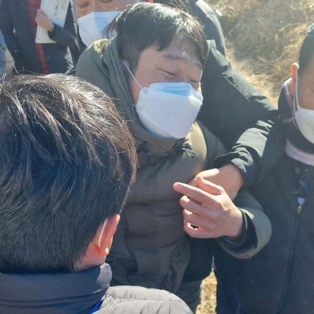 이재명에 성주 사드 배치 지역 주민이 계란 투척…맞지는 않아