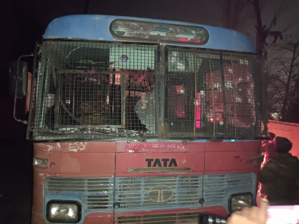 인도령 카슈미르 반군, 경찰버스 공격 10여명 사상