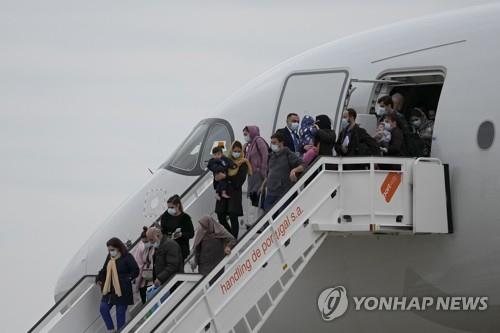 노래 연주하면 총격…아프간 탈출 음악가들 포르투갈로