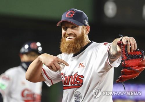 스트레일리, 롯데와 결별할 듯 "가족 위해 MLB 복귀 추진"