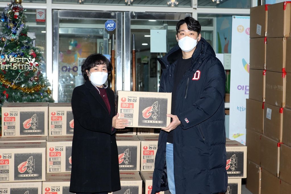 프로야구 두산, PS에서 받은 과자 세트, 보육시설에 기부