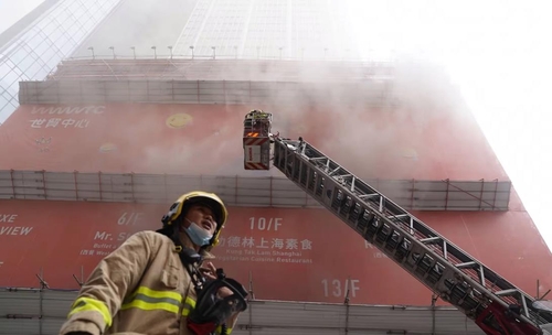 홍콩 40층 건물 화재로 1천200여명 대피…"최소 13명 부상"(종합2보)